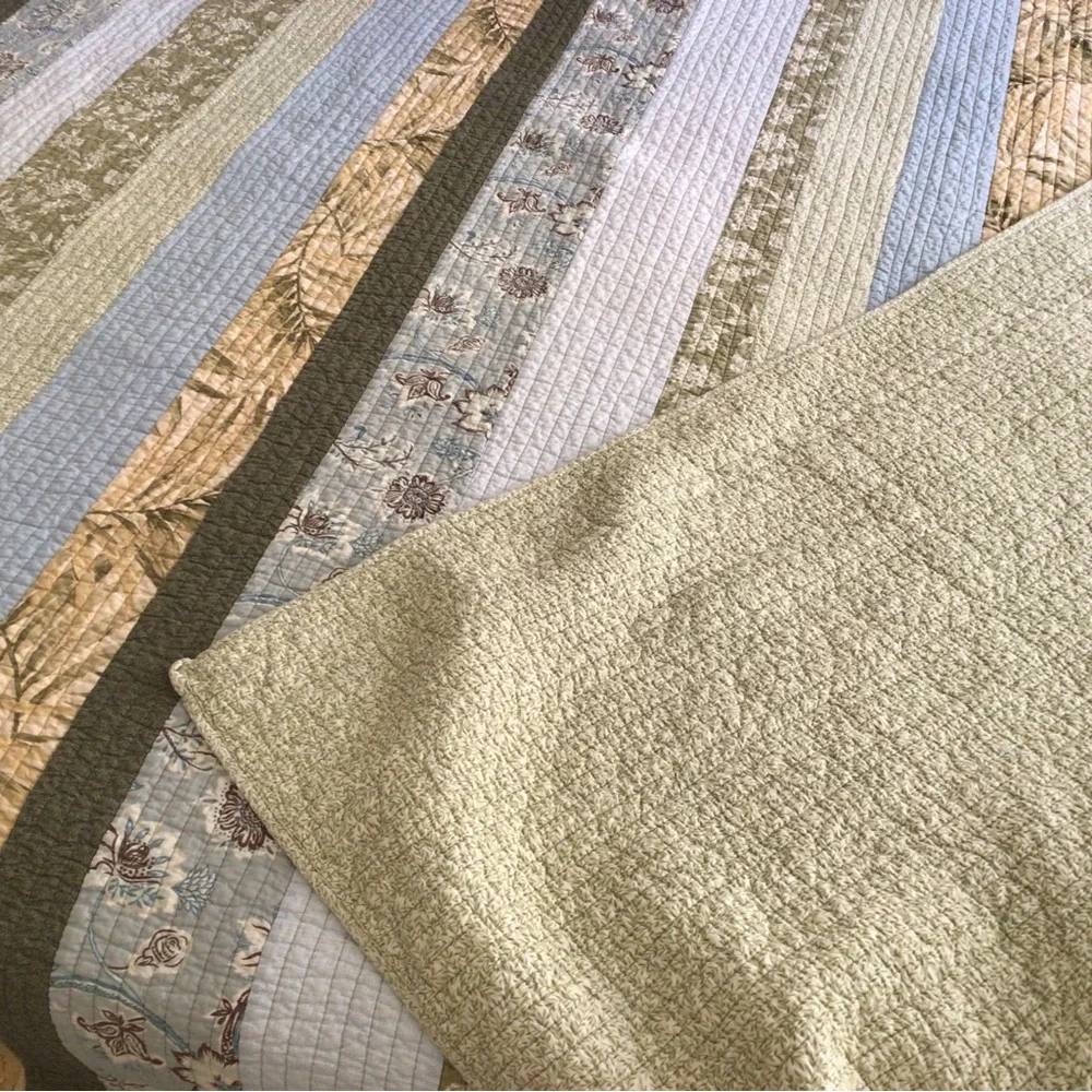 New set of Queen Quilt and two standard pillow shams cases